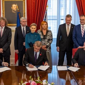 Podpis koaliční smlouvy mezi ANO, SPD a Motoristy sobě